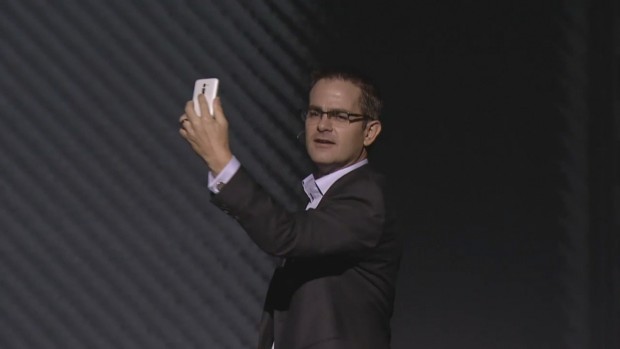 James Fishler, Chef von LG Marketing USA, zeigt den Knopf auf der R&uuml;ckseite des G2. (Screenshot: Golem.de)